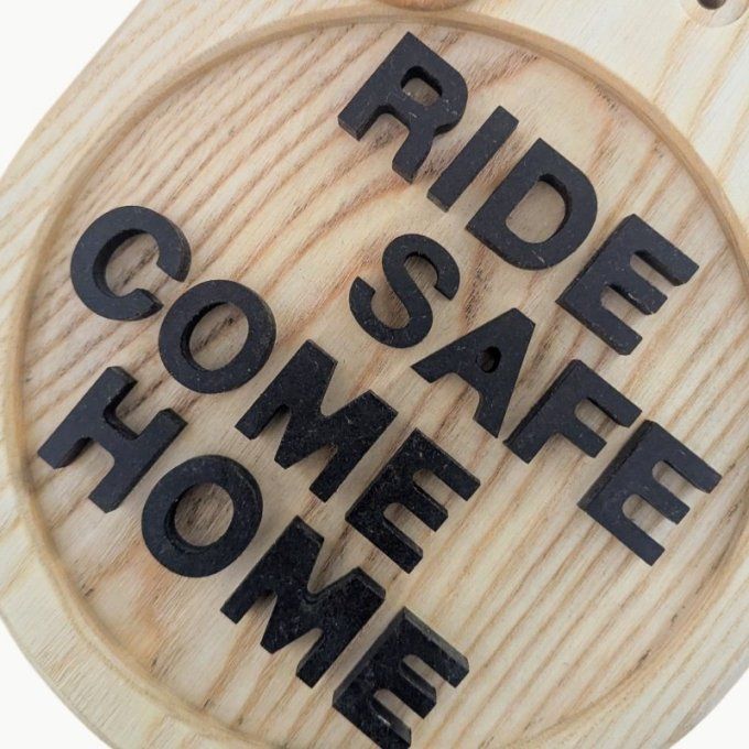 Porte casque moto mural en bois – Modèle RIDE SAFE COME HOME