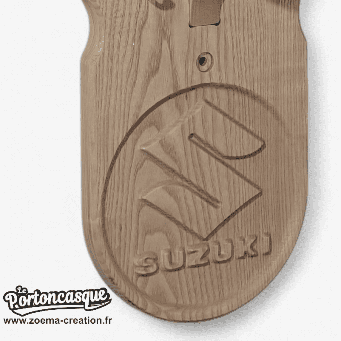 Support casque moto en bois – Modèle SUZUKI