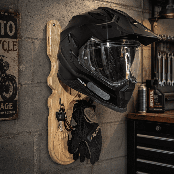 Porte casque moto mural en bois frêne massif